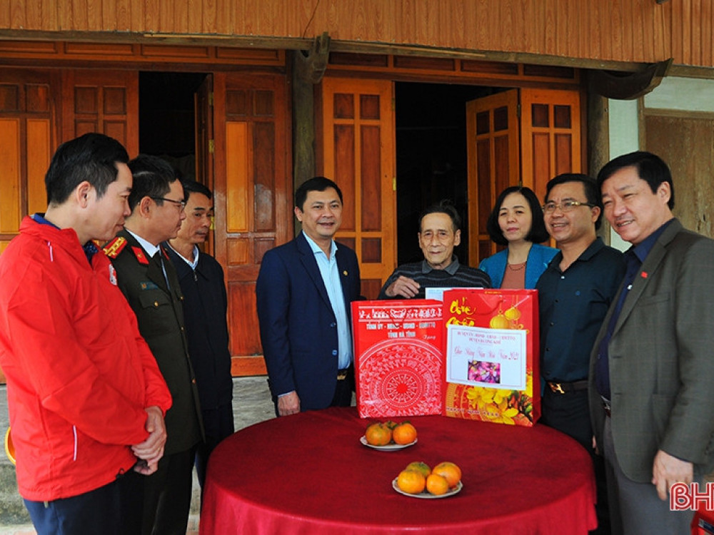 Phó Chủ tịch UBND tỉnh tặng quà tết cho các đối tượng chính sách tại Hương Khê